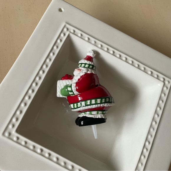 Round Santa Holding Gift Platter Decoration 🎁 - Picture 6 of 6